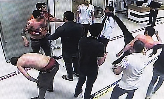 Her Yanımız Şiddet! Samsun'daki Bir Hastanede Doktor ve Güvenlik Görevlisine Saldırı Kamerada