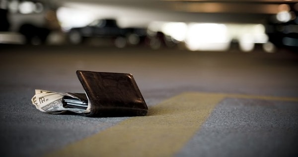 4. Вы нашли кошелек, а в нем пачка долларов. Вот же повезло! Что будете делать с таким богатством?