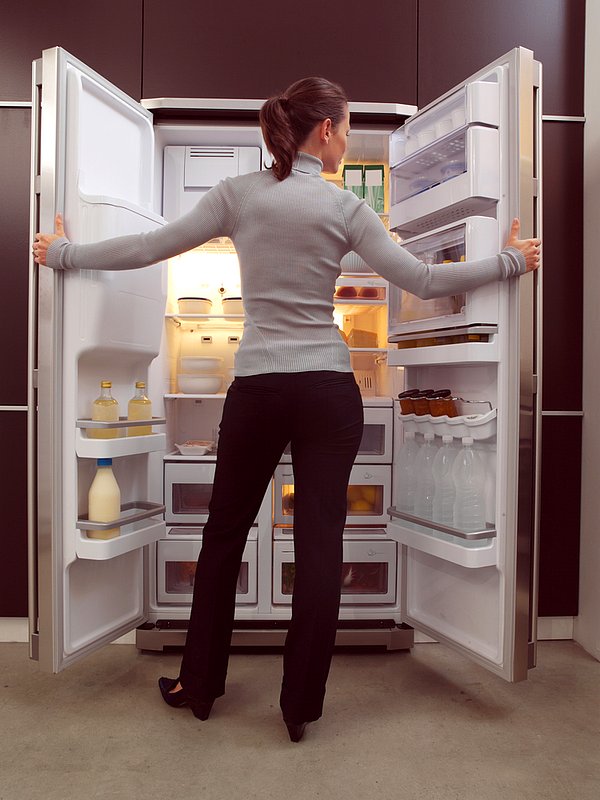 3. Taşınırken buzdolabınızın kapaklarını söküp ayrıca taşıyın. Bu hem yükü azaltır hem de kapının açılıp sağa sola çarpma ihtimali sıfıra iner.