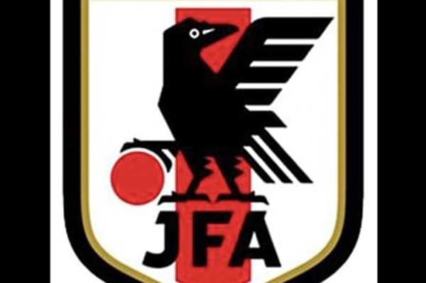 10. За игроками какой команды приглядывает эта птица?