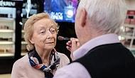 Вот какой должна быть настоящая любовь: 84-летний муж научился накладывать макияж своей жене, прежде чем она ослепнет