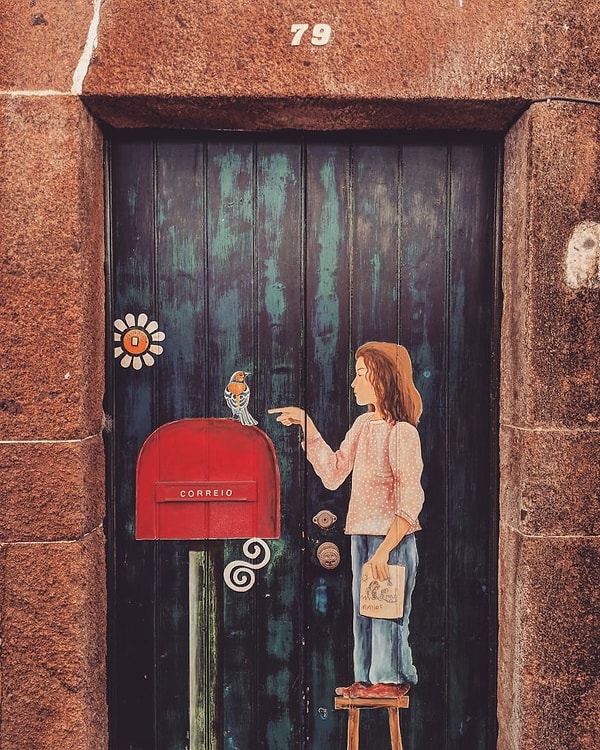 7. Каждая дверь представляет собой картину.