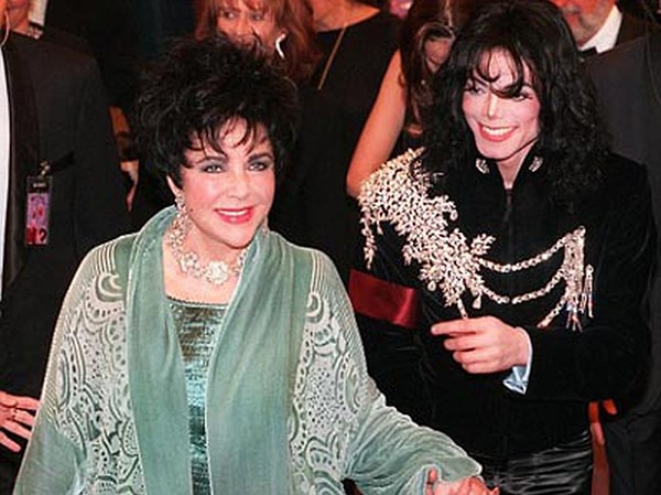 13. Майкла Джексона короновали во время его визита в Африку в 1992 году, окрестив "Королем Сани"