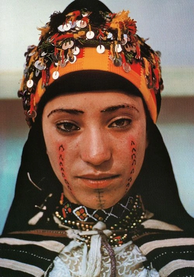Женщины племени украшают себя различными рисунками.