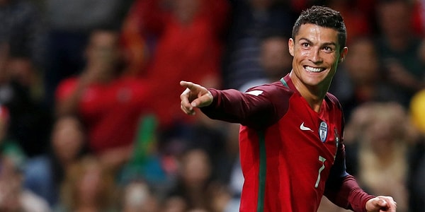 1. За какой клуб выступает нападающий сборной Португалии Криштиану Роналду - один из самых титулованных футболистов планеты?