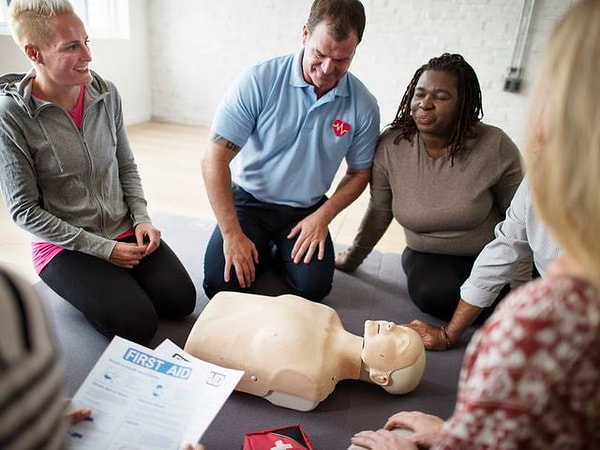 3. Вы единственный, кто оказывает первую помощь, и у вас на руках пострадавший, который не дышит. Что нужно сделать в первую очередь?