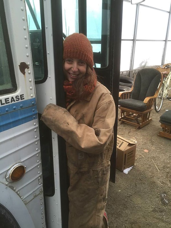 6. "Мне все время приходилось все учитывать, кроме того углы автобуса и окна, выполненные в наклонном стиле, мешали при составлении композиции и размещении предметов".