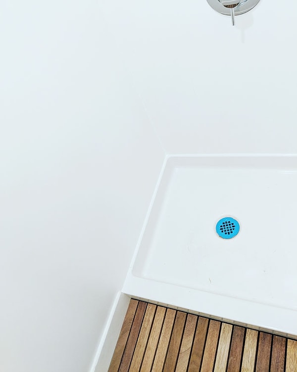 18. "В ванной есть платформа, выполненная из красного дерева, куда стекает вода после душа. Дренажная система душа соединяется с дренажем пола, которые ведут к резервуару с грязной водой, который расположен под автобусом".