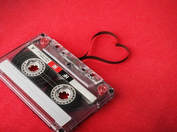 3. Выберите песню из романтической комедии: