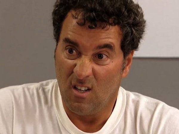 7. Что у мужчины написано на лице?