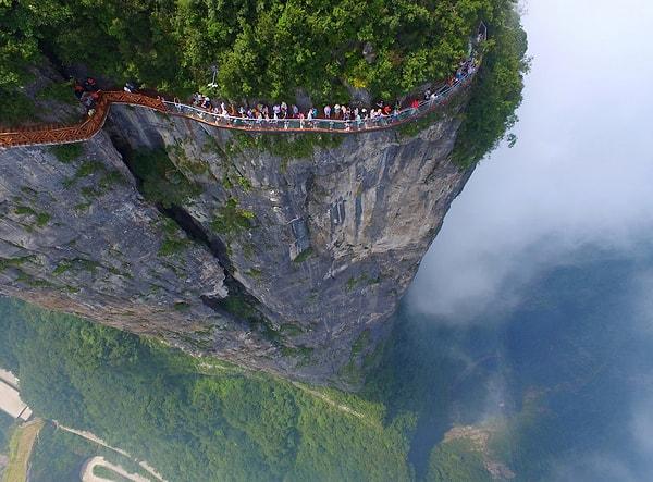 8. Zhangjiajie Ulusal Orman Parkı'nda bir platformdan manzarayı izleyen kalabalık. 'Avatar' filmindeki havada asılı duran dağlar da burada çekilmişti.