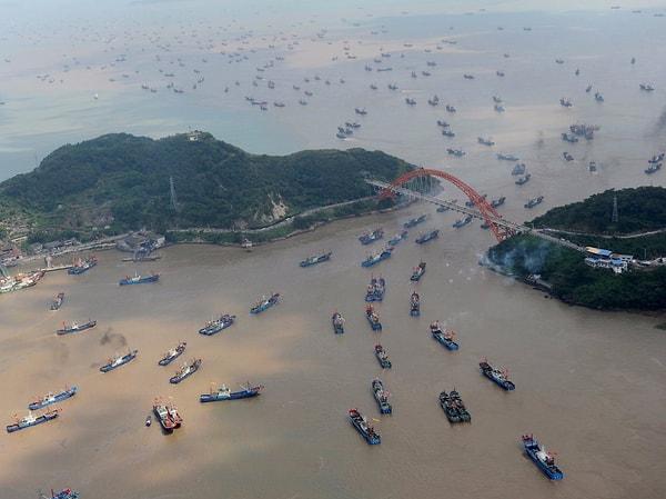 24. Ningbo'daki mevsimsel balık avı yasağı kalkınca tekneler limandan açılıyor.