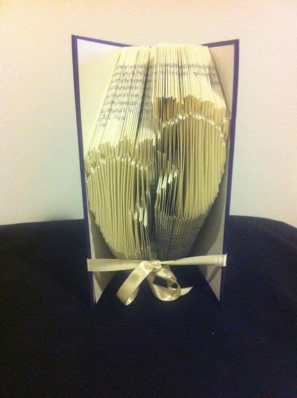 3. Как сообщить мужу о том, что у вас будет ребенок: сложить страницы книги таким образом, чтобы они были похожи на ножки младенца.