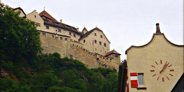 11. Avrupa'nın 37.000 nüfuslu küçük ülkesi Liechtenstein'da vatandaşlar, yeni vatandaşlık başvurusu yapan kişilere vatandaşlık verilip verilmemesi konusunu oylarıyla belirliyor.