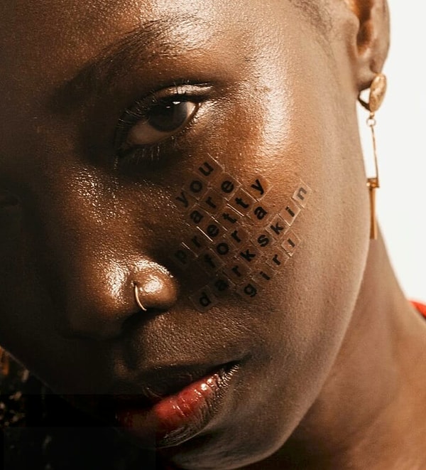 8. В своём Инстаграм Де Вито также уделяет внимание людям с веснушками и акне, а также рассовым различиям.