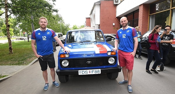 3. А эти исландские болельщики приехали в Россию на "Ниве"