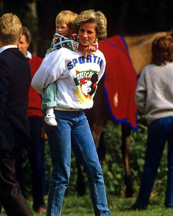 1. Çocuklarını Disneyland'e götüren Lady Diana.