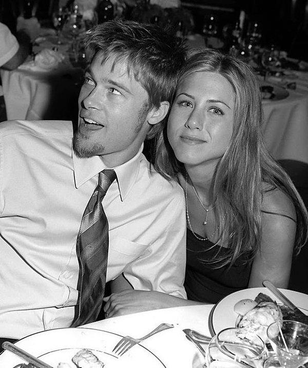 15. Jennifer Aniston ve Brad Pitt'in katıldığı bir düğündeki fotoğraf.