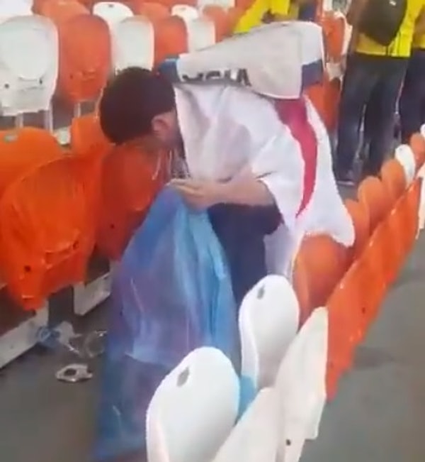 9. Японские болельщики покинули стадион только после того, как убрали за собой трибуну, на которой сидели!