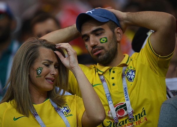 4. Например, несколько бразильцев, пользуясь тем, что девушка не знает португальского языка, окружили ее и начали скандировать сексистские выражения, ругательства и оскорбления в ее адрес и адрес России.