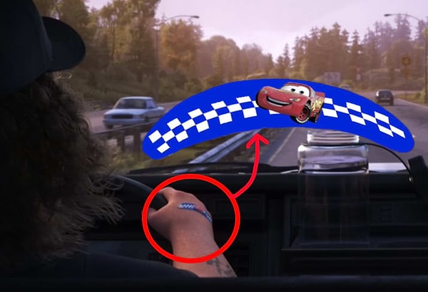 14. В мультфильме "В поисках Дори" (2016) у водителя грузовика на руке наклеен пластырь с Молнией Маквином из третей части "Тачек", которая вышла в 2017 году.