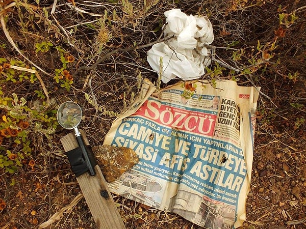 Bugün Ayvalık'tan gelen bir fotoğraf ise tüm nedenleri açıklayacak türden. Çünkü yangının çıkarılması için mercekle bir düzenek oluşturulmuş.