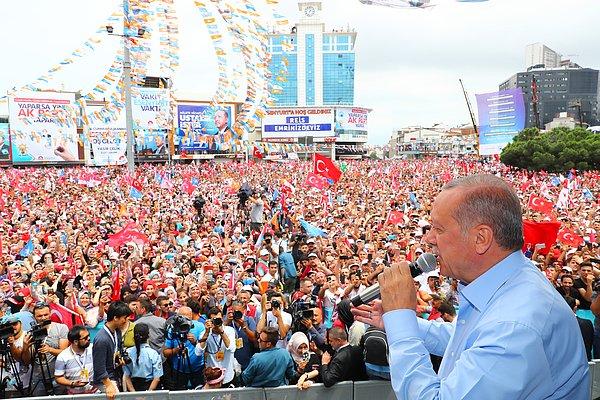 Esenyurt'ta mitingde olan Erdoğan 'Bay Muharrem boş meydanda konuşuyor. 5 milyon kişi dediler, 500 kişi yok' dedi.