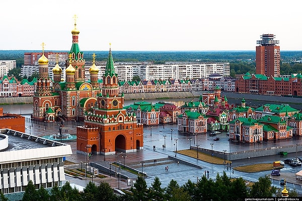 8. Названия этих городов не созвучны, но многие все равно их путают. Какой из них изображен на фотографии?