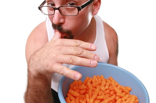 8. Облизывать пальцы после чипсов: