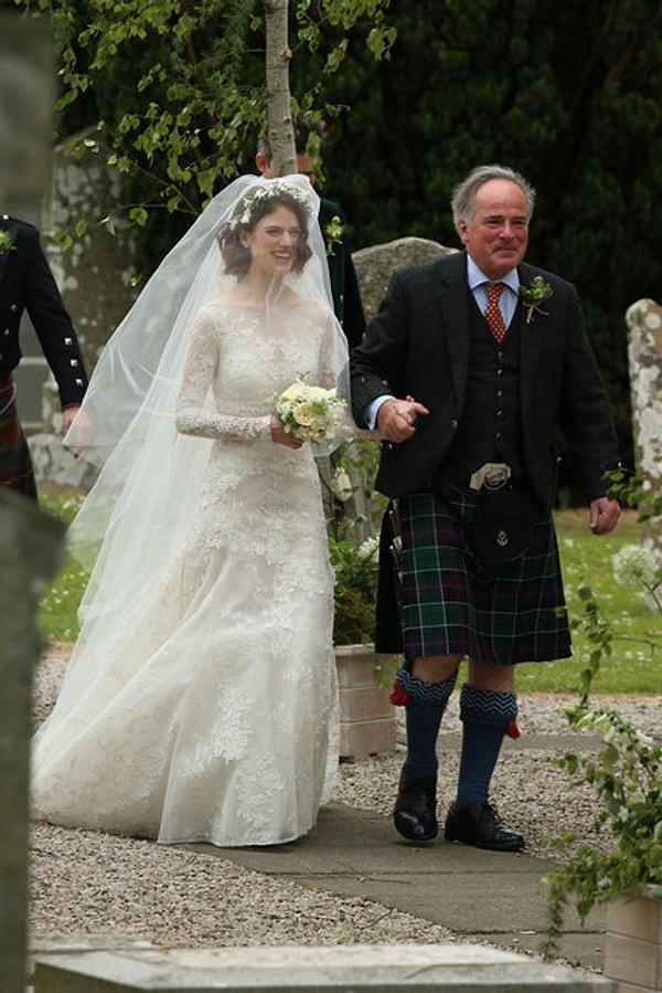 Rose'un babasının yerel kıyafetlerinden de anlayacağınız gibi düğün İskoçya'daki Wardhill Kalesi'nde yapıldı.