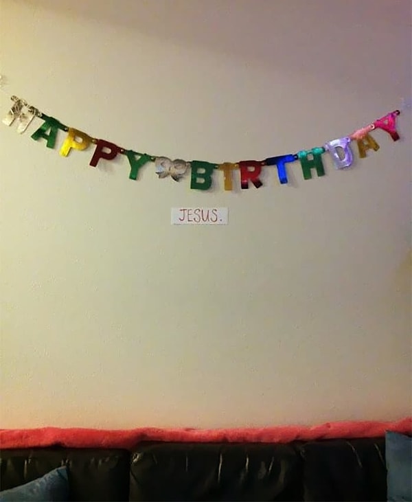 2. Зачем тратить деньги на рождественские украшения, когда можно использовать гирлянду «С днём рождения» и немного смекалки?