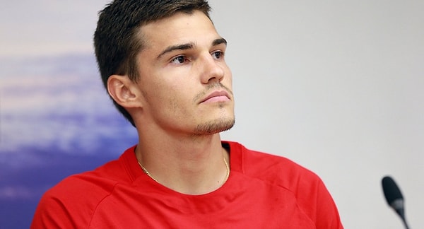 7. Как зовут игрока на фото?