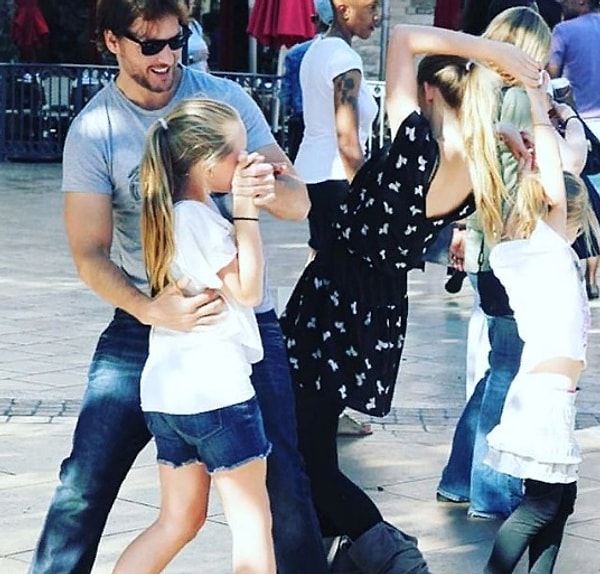 3. Питер Фачинелли (Карлайл Каллен) танцует с тремя дочерями