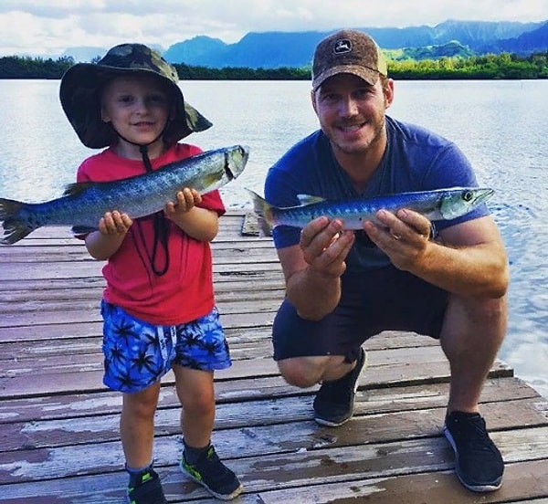 8. Крис Прэтт и его 5-летний малыш тоже решили заняться рыболовством