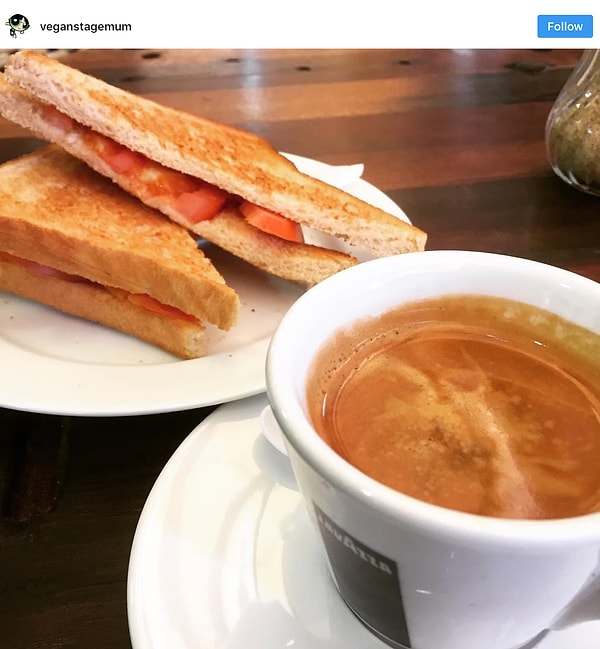 20. «Будьте добры сэндвич с ветчиной, сыром и помидорами без сыра и ветчины, пожалуйста».