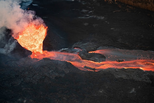 12. Небольшой кратер извергает потоки бурлящей лавы - завораживающее и одновременно ужасающее зрелище, напоминающее нам об истинном величии природы.