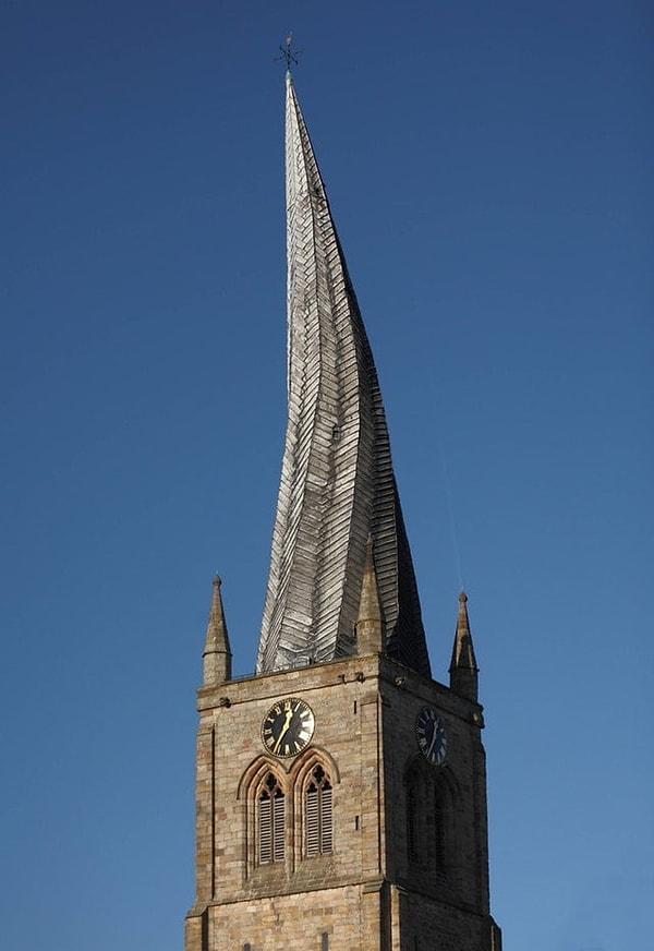3. Bu kilisenin çan kulesi yamuk görünmüyor, yamuk!