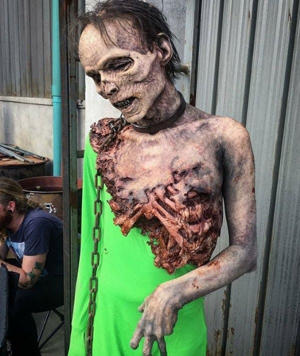 1. Hazırlık aşamasında olan bir 'The Walking Dead' zombisi