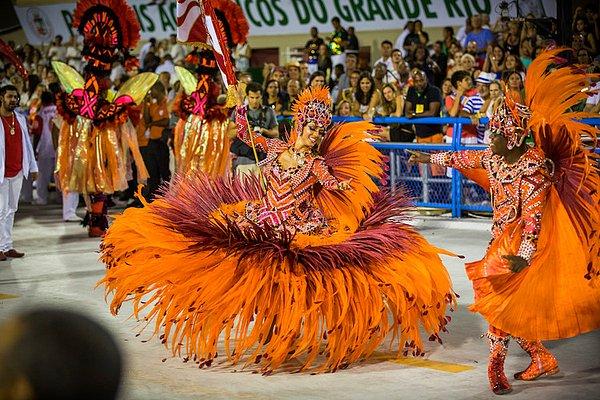 35. Brezilya'da yapılan Rio karnavalında doyasıya eğlenebilirsiniz.