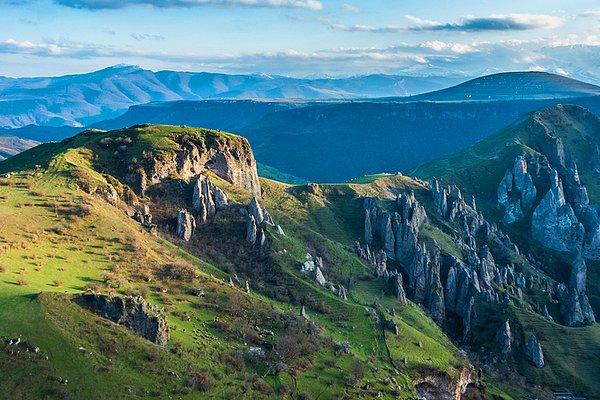 49. Ermenistan'ın dağlarında oyuk evlerde kalmalısınız.