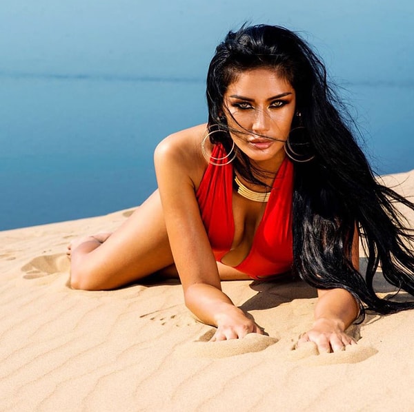 6. Амина, которая работает фитнес-тренером в Якутске, столице Якутии, сама предложила идею восточной тематики съемки.