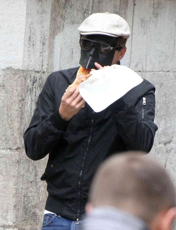 5. И снова Леонардо Ди Каприо. Это как же надо достать человека, чтобы он выходил на улицу с маской