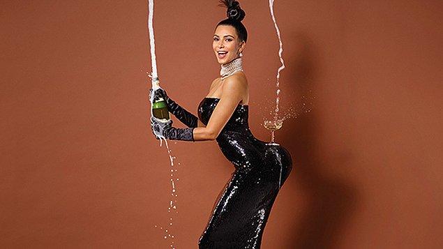 3. Kim Kardashian'ın poposunda kadeh taşıdığı fotoğraf: