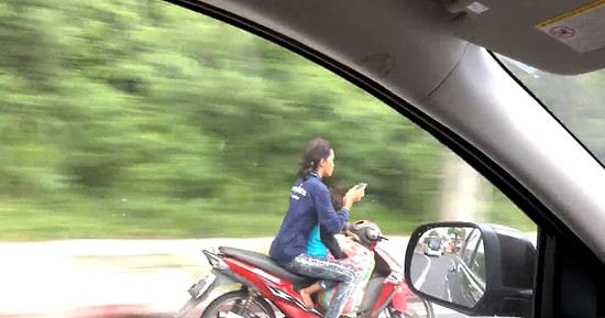 Önünde Çocuğu ile Motosiklet Sürerken Direksiyonu Bırakıp Telefonla Mesajlaşan Kadın