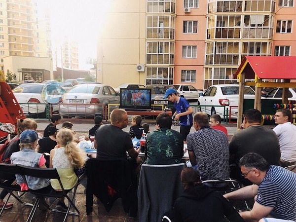 3. Обычный просмотр ЧМ по футболу в кругу соседей...