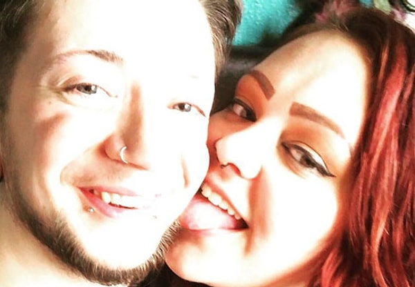 29-летняя Сэмм Секстон познакомилась с 30-летним Алексом Муском, с которым она в скором времени связала свою жизнь, в группе под названием «Dogspotting» на Facebook.