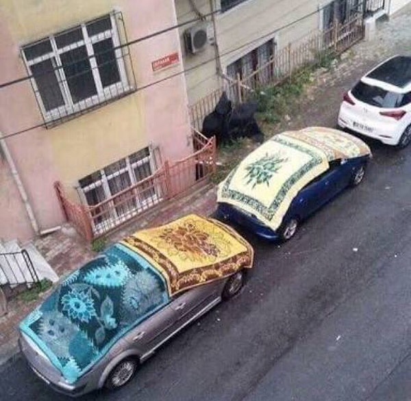 8. А чего, спрашивается, диваны из зала не вынесли?