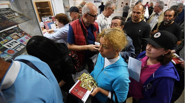 Остается только воображать, как сотрудникам почты, обычно довольно прямолинейным в общении и не утруждающим себя лишними любезностями, удается находить общий язык с таким количеством гостей столицы 😂