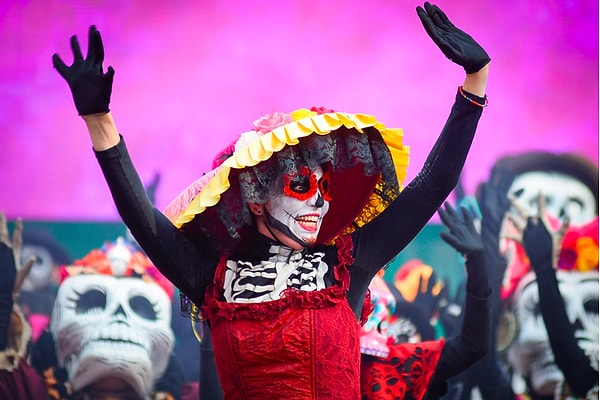 3. Вообще праздник этот в Мексике отмечается 1-2 ноября, но болельщики подумали, что было бы здорово показать России традиции своей страны и устроили ещё один праздник в честь почитания усопших.