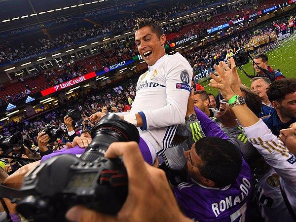 Ronaldo son 12 ayda 108 milyon dolar kazanarak dünyanın en çok kazanan sporcularından biri oldu.